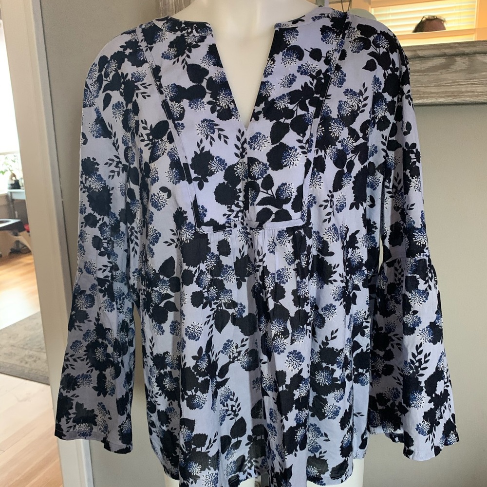 Pretty Loft bell sleeve top